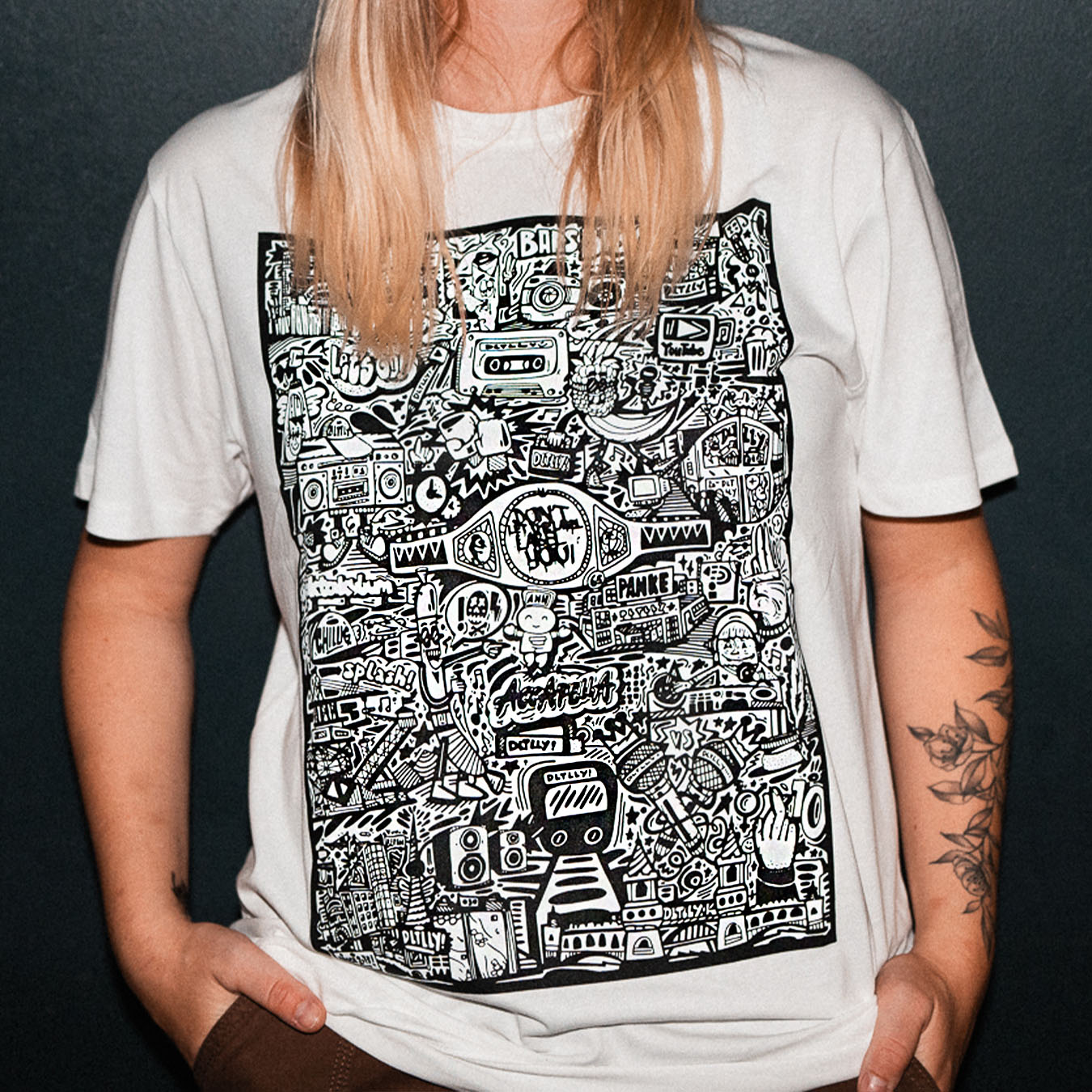 Weißes Shirt von vorne mit großflächigem Hip Hop Artwork