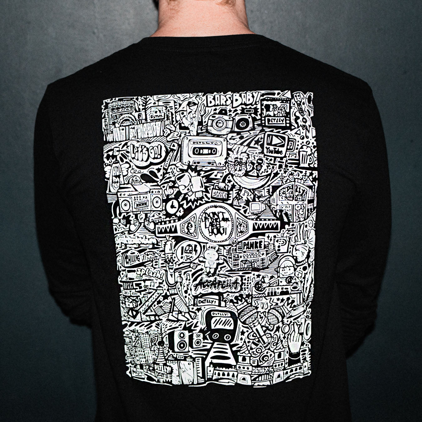 Rückenprint von Hip Hop Artwork auf schwarzem Longsleeve