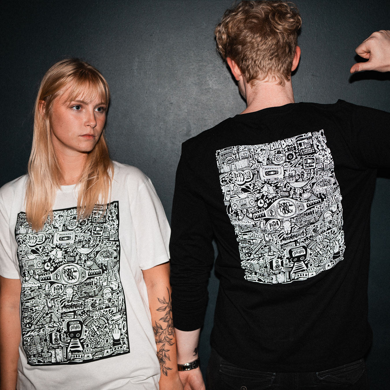 Blonder Mann und blonde Frau in Fankleidung der Battlerap Liga DLTLLY